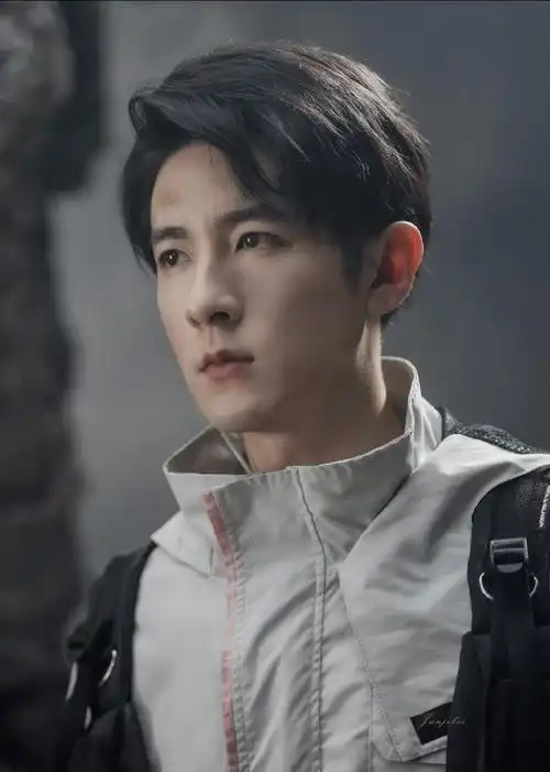 今天就公布结果——是季肖冰,被拍到跟女友一起,又是趁着休息间隙亲密