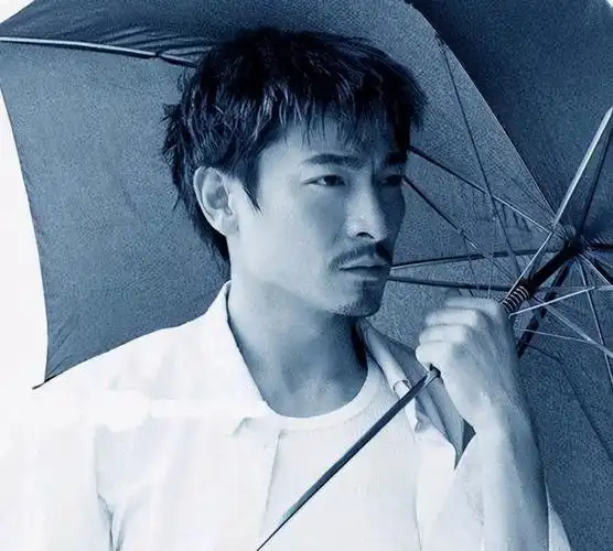 刘德华也是比较喜欢留一些短短的胡子胡子可好,让他的气质发生