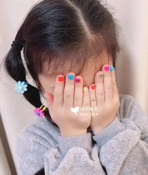 儿童美甲小朋友美甲就爱这种高饱和度彩