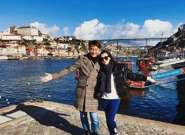 老婆索菲亚是混血儿关喆刚刚出生的女儿在婴儿床内.