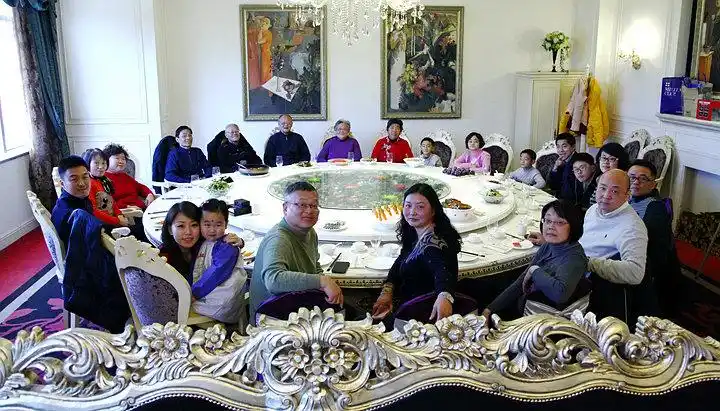 在外漂泊30多年,过年家庭聚会上看到一幕,让我忍不住哭红眼眶