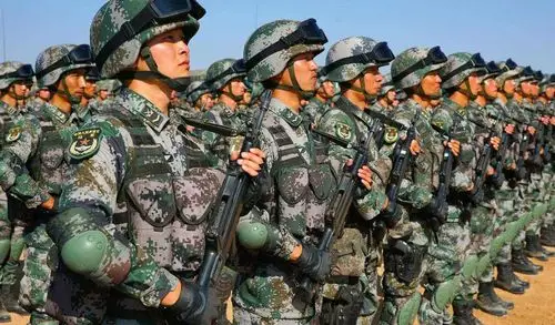 让我们为中国军人致敬,建党以来他们一直默默地保护着我们,在这里我要