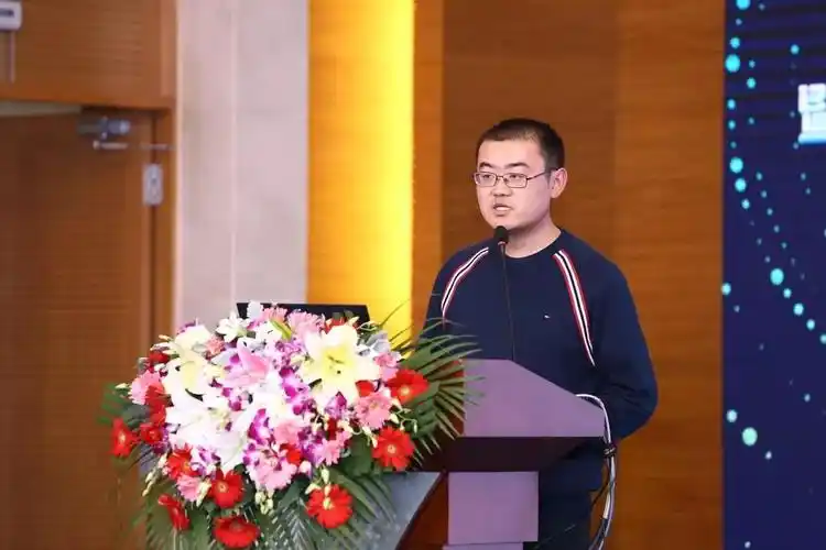 他们分别是:北京大学特聘研究员朱占星,北京大学助理研究员章斯鑫