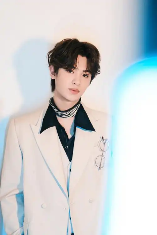 黄明昊#密室大逃脱4开播海报#西装搭配眼镜,帅气值满分!
