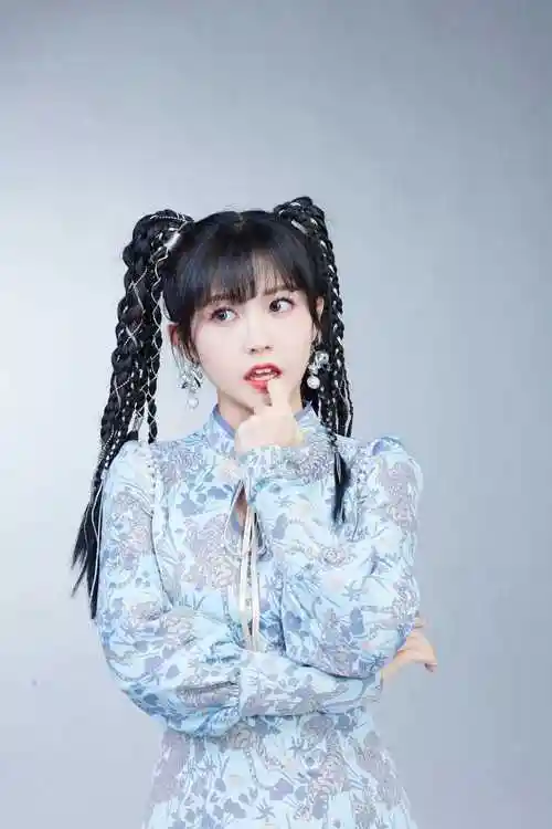 赖美云的五官是比较普通的,但是组合在一起的时候就很可爱,因此显得