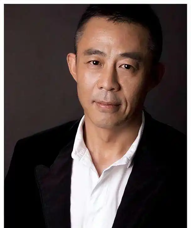 演员侯勇:一婚娶70后,二婚娶80后,三婚50岁竟娶了90后