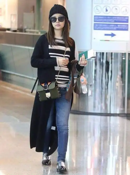 林心如穿休闲外套走机场搭条皮裤秀腿却被大妈衬得肤色好黑