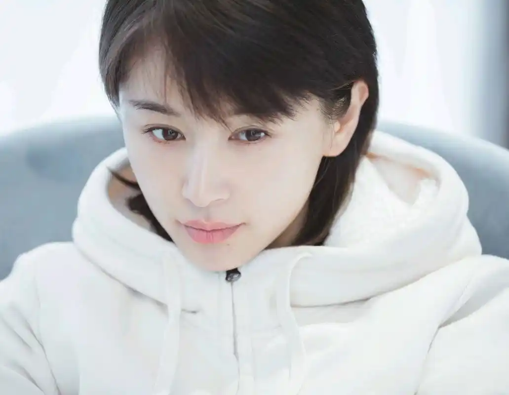 王子文赏雪,身穿白色羽绒服,皮肤嫩的可以掐出水来