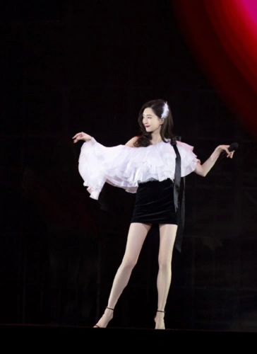 江疏影的锁骨会跳舞看她穿上藕粉裹胸裙身材真是没得挑