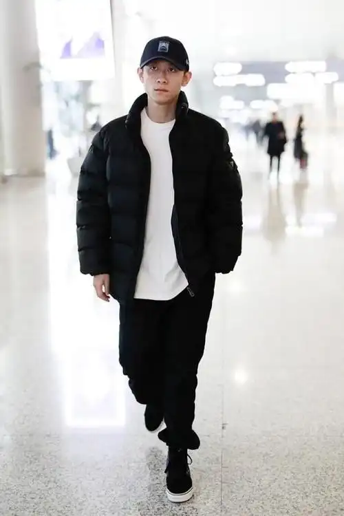 张一山穿上公益装却仍然有一种痞帅感素颜的双眼更显疲惫