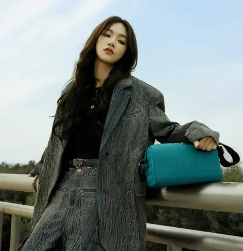 侯明昊,李斯丹妮演绎的经典黑则是永恒的正解,经典又时髦,极简之中