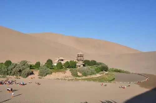 参观完月牙湖后,沿著道路绕过沙丘,就回到了景区大门,结束了敦煌