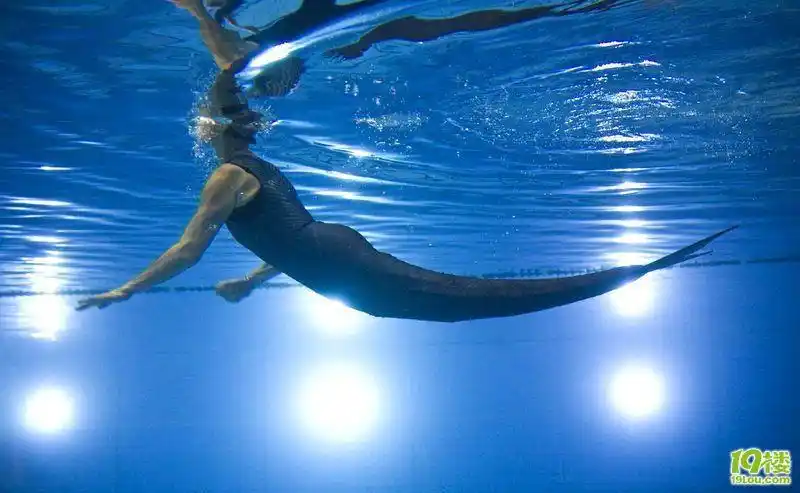 新西兰截肢女安装"美人鱼尾巴"