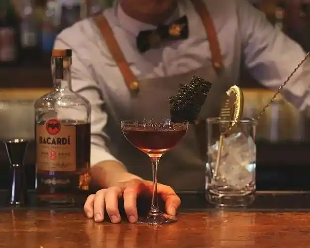 重工业风格斗酒吧燃爆上海!喝酒还能上擂台打拳?