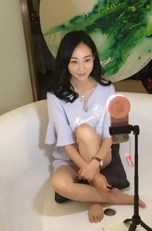 韩雪在空浴缸里直播绝了,"女星腿"魅力十足,我的视线被吸住!