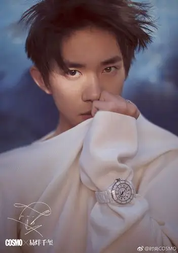 易烊千玺《时尚cosmo 》线上预售