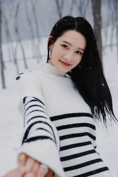 李沁晒春日雪地写真穿白裙灿笑甜美可人