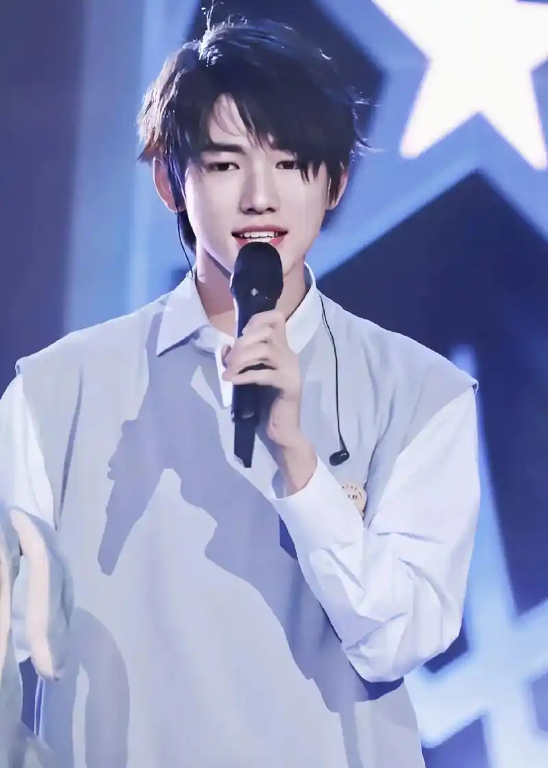 一首《夜空中最亮的星》,让我知道了宋亚轩,音乐课上老师正好放 - 抖