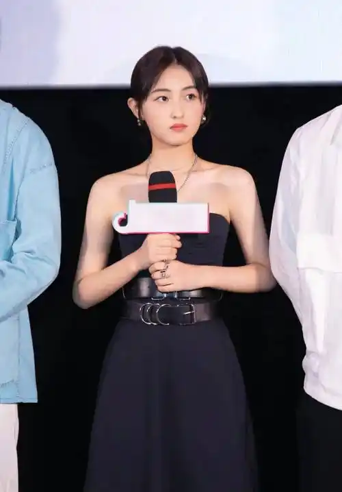 对张子枫来说,拿影后比在红毯穿对衣服简单_张婧_妹妹_造型