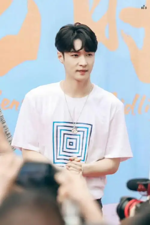 张艺兴吃的甜粽##张艺兴挑战包辣条馅粽