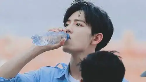 来围观现实中的肖战喝水 是萌宝宝系列没错了!