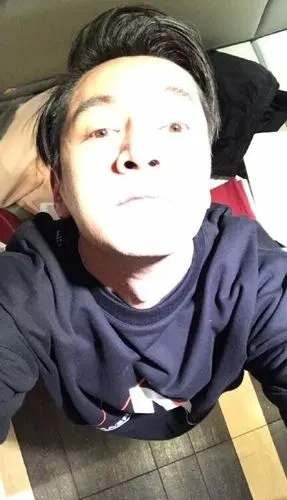 胡歌搞怪晒自拍照仰脸用鼻孔看人