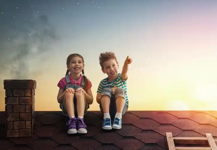 坐在屋顶上的俩小孩儿摄影高清图片