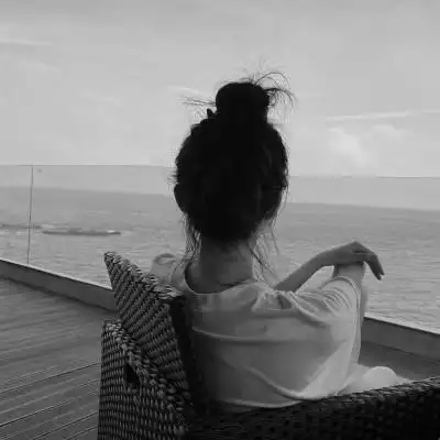 女图背影唯美头像黑白