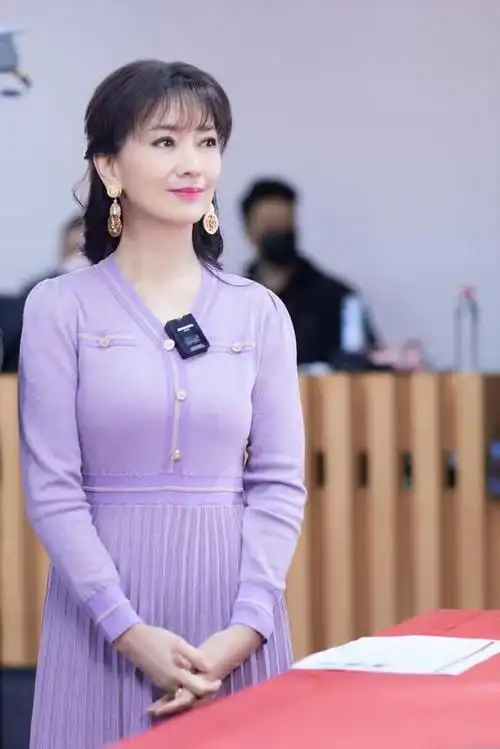 赵雅芝的穿搭诠释了裙装的高级感,她的身材紧致,穿紧身裙子也没有一点