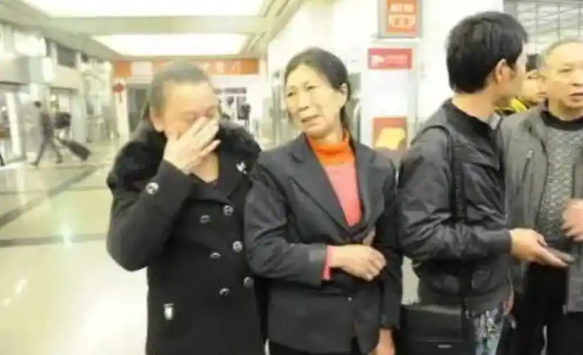 赵廷远的大女儿赵薇和小儿子平安由奶奶和小叔抚养,大儿子则交由外公