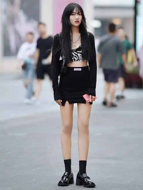 look  :斑马纹抹胸 黑色防晒衫 粗跟漆皮单鞋 黑色袜子