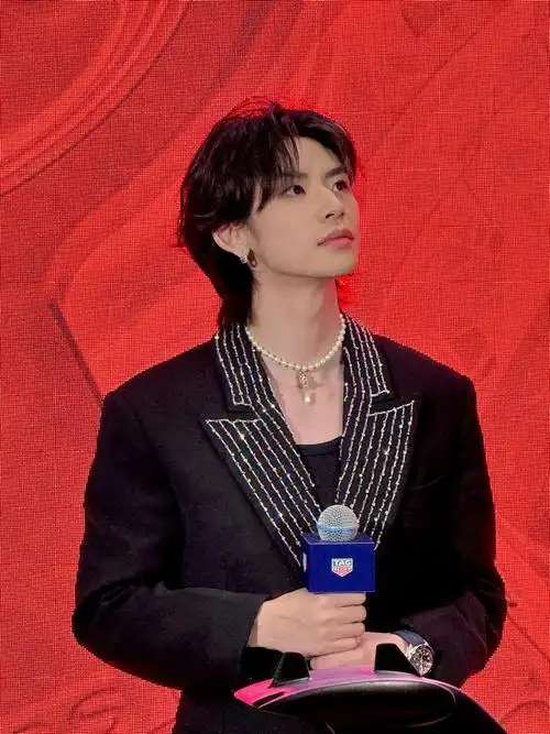 小鬼白色挑染发色#小鬼今日活动现场采访视频来啦王琳凯透露自己非常