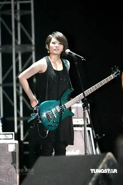 图文:苏打绿香港开个唱--乐队bass手谢馨仪