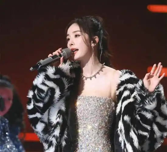 也论跨年晚会杨幂遭遇的"性凝视",杨幂平台和观众,到底谁错了_网友