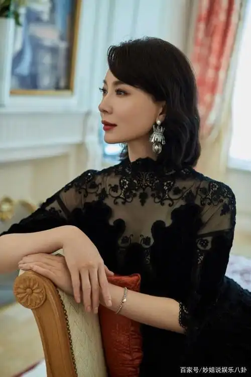 陈数高贵典雅,举手投足间又散发出女人独有的妩媚,魅力动人