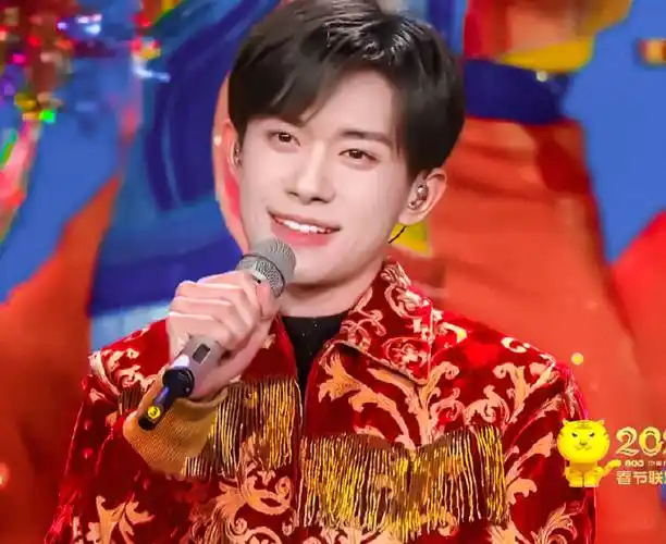 易烊千玺央视牌微笑好甜好可爱    #易烊千玺龙年新春祝福##易烊千玺