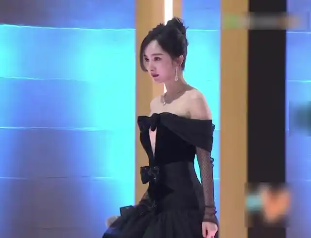 杨幂晚会出场太惊艳,表情管理却成焦点,一秒由萌妹化身霸气女王