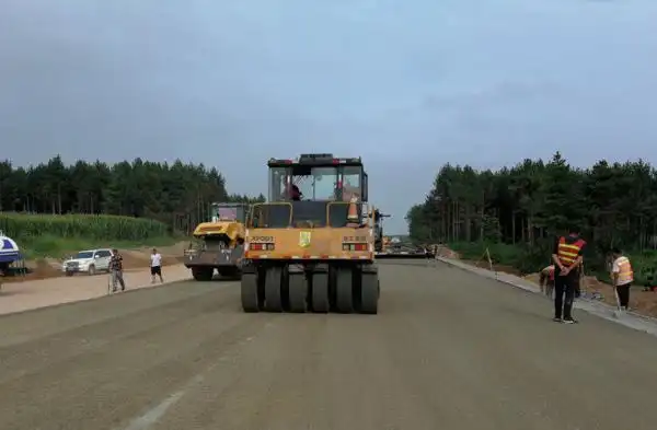 集双高速东双一标水稳底基层摊铺施工正式启动