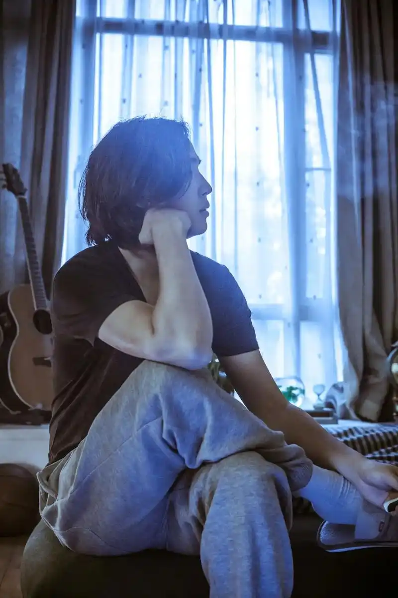 一位低调的爵士歌手兼音乐制作人.