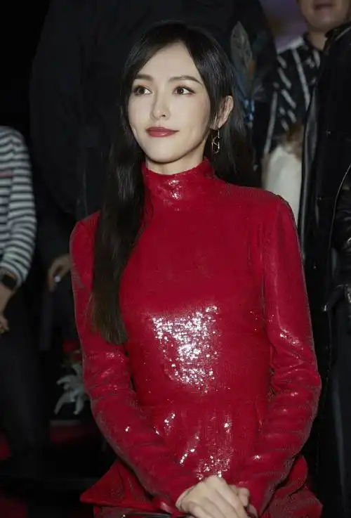 原创唐嫣出席品牌时装秀红色亮片裙精致优雅高开叉设计大长腿抢镜