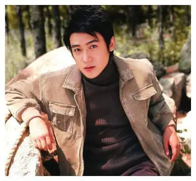 41岁郭京飞年轻时旧照曝光双眼皮是割的身旁陆毅的颜值成亮点