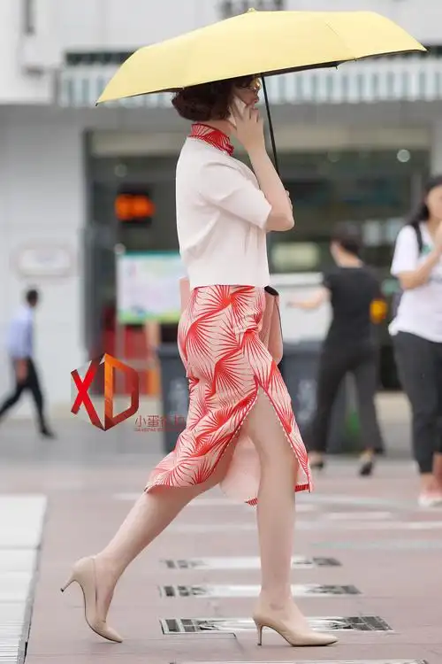 街拍广州:开叉裙,大白腿,白色短袖,身材丰腴而性感,惊艳路人