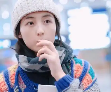 张子枫吃"棒棒糖"现身机场,看清糖的模样,贫穷限制了我的想象