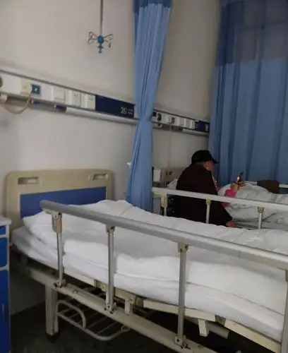 一个病房里玩手机抖音比我还溜的阿姨!