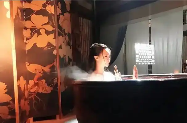 回顾:难怪电视里只有上半身,镜头下移后,是观众看不了的尴尬全景