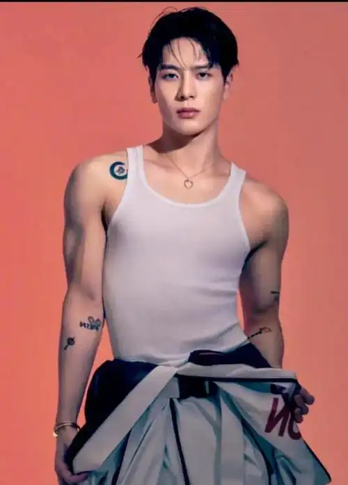 唯一的短板大概就是身高了,在人均1米8 的娱乐圈,王嘉尔1米75的身高