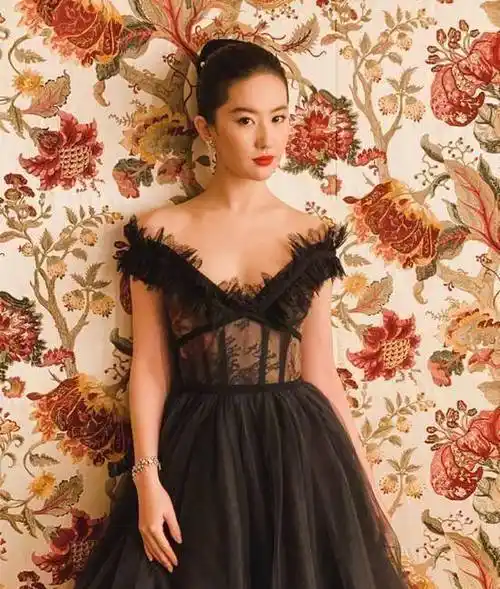 姐姐"刘亦菲果然够"狠",大领礼裙秀锁骨,高贵如黑天鹅_气质_美的_礼服