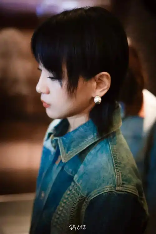 周笔畅超话#魔方新世界##周笔畅魔方新世界#    乖乖扣手手  @周笔畅