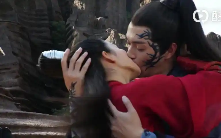 许凯:荧幕初吻没了._哔哩哔哩_bilibili