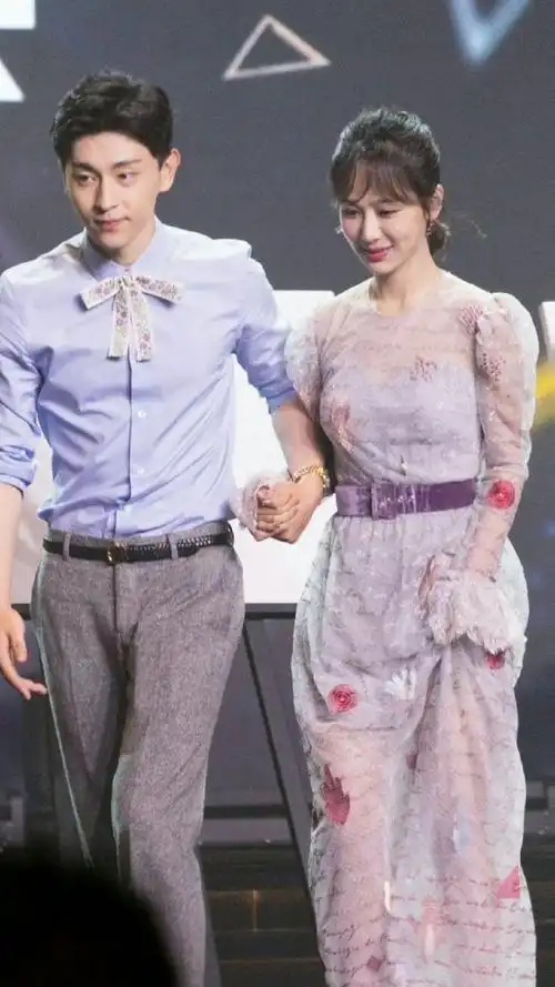 太亲密邓伦牵了杨紫的手绅士手呢,甜死我了-影视综视频-搜狐视频